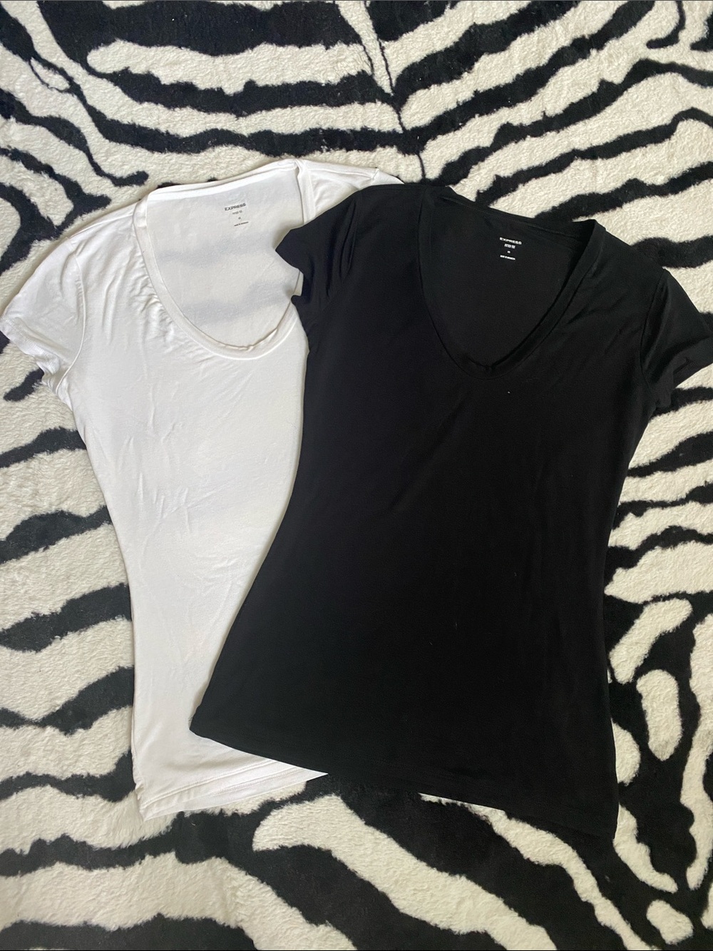 😍Set of 2 Black and White Express Women's V-Neck Fitted Tee XS